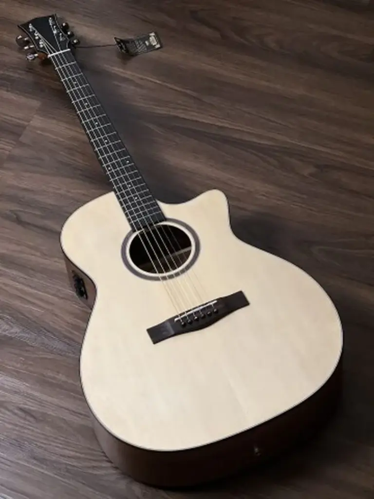 SQOE-40H Semi Acoustic Guitar (Natural)  (Combo-bag, belt, capo, string, pick)